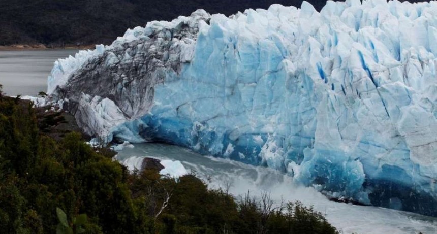 Emergió un iceberg del glaciar Perito Moreno