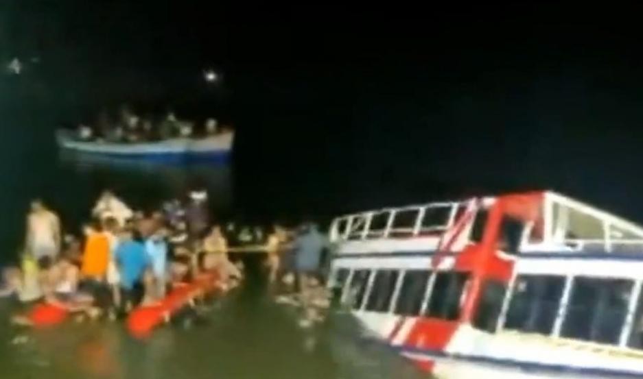 Barco turístico dejó muertos y heridos al volcarse