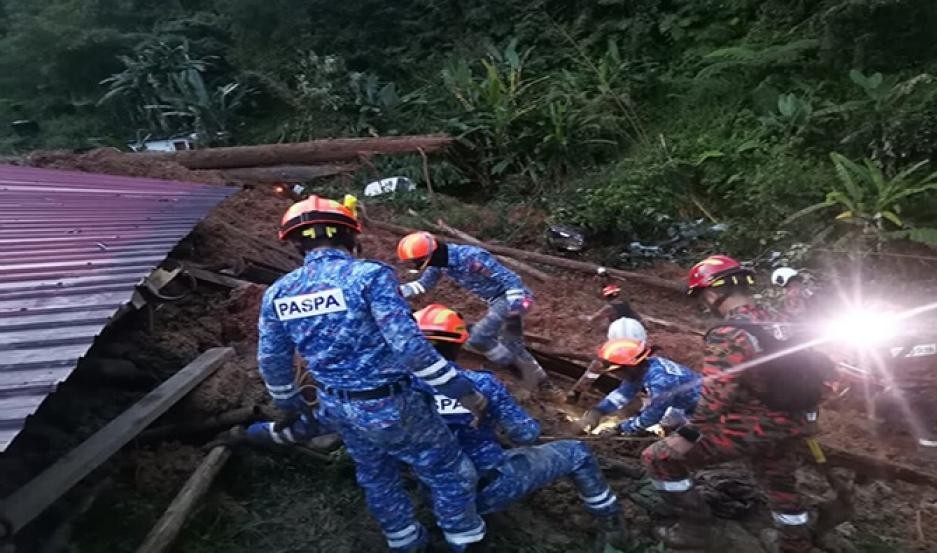 Malasia desprendimiento de tierra deja 16 muertos y 17 desaparecidos