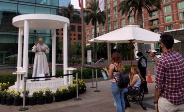 Los chilenos se entretienen con una escultura tamaño real de Francisco que habla