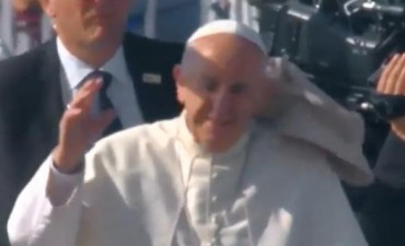 Chilenos le arrojaron un objeto al Papa mientras saludaba a los fieles