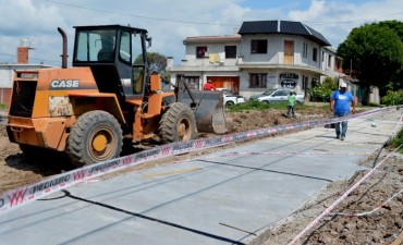 La municipalidad pavimenta calles en zona Oeste