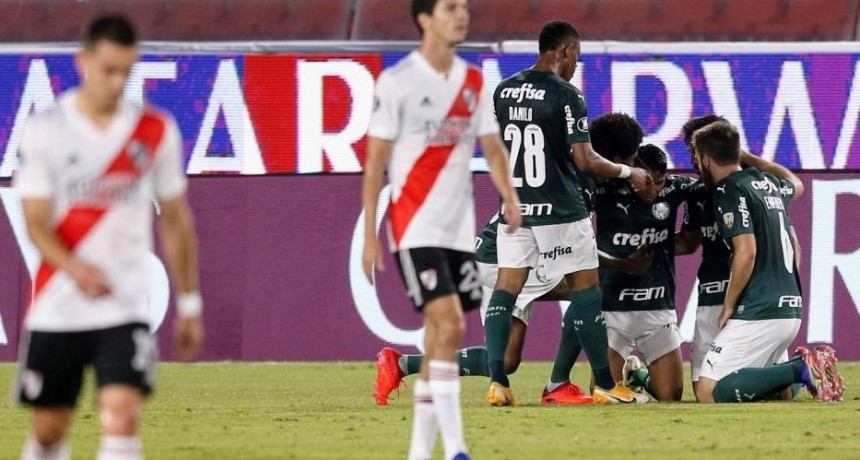 Palmeiras goleó a River y lo complicó