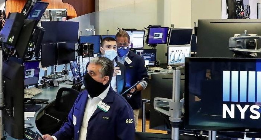 Wall Street cae presionado por bancos y acciones de energía