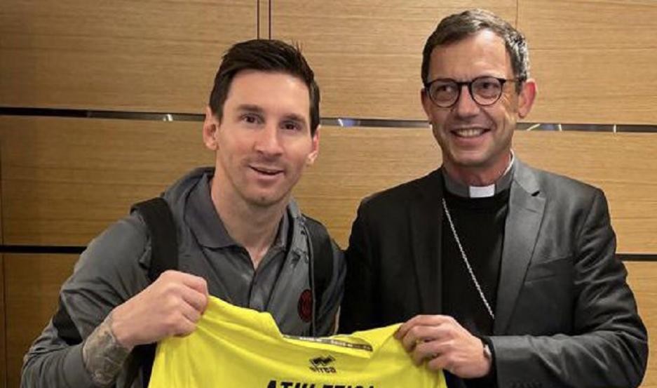 Lionel Messi recibió una camiseta firmada por el papa Francisco