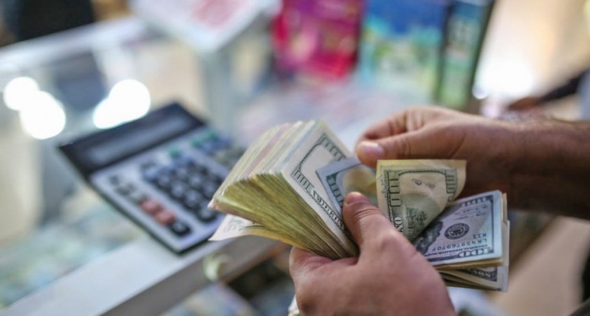 El Banco Central ajusta tres veces al dólar 