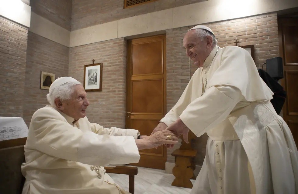 El Papa recibe Año Nuevo ante arreglos para velar a Benedicto