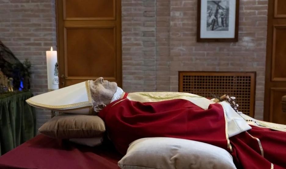 Difunden las primeras imágenes del cuerpo de Benedicto XVI en la capilla ardiente
