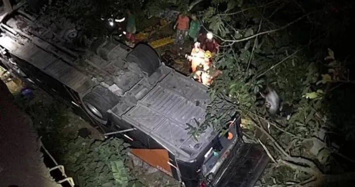Cuatro muertos al caer un ómnibus desde un puente en Brasil