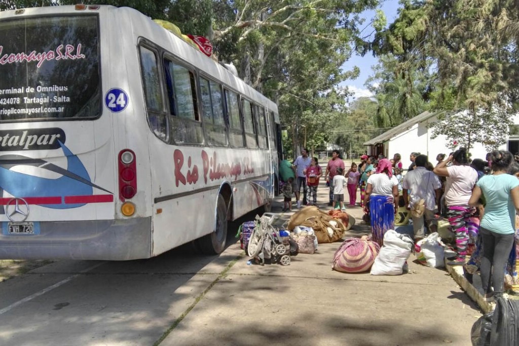 Evacuados crecida rìo Pilcomayo son trasladados por el gobierno a Santa Victoria Este