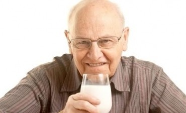 Los adultos mayores deben consumir leche y quesos frescos