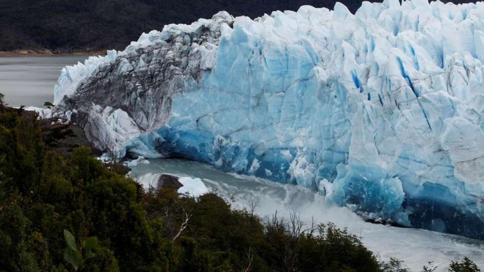 Emergió un iceberg del glaciar Perito Moreno