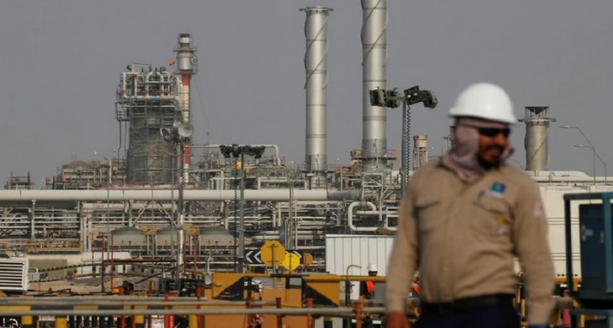 El precio internacional del petróleo cayó un 30%