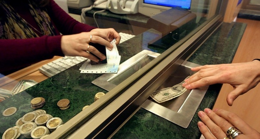 El dólar se dispara y cierra 65,09 al público