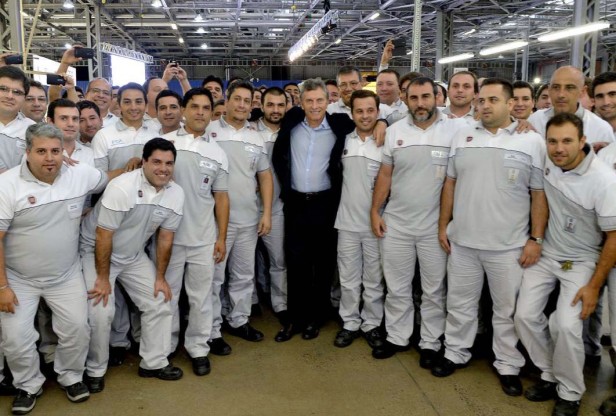 Macri con empleados empresa automotriz Fiat Córdoba