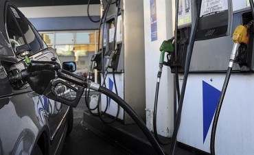 Aranguren: la nafta debería aumentar un 0,6% y el gasoil tendría bajar un 1,8%