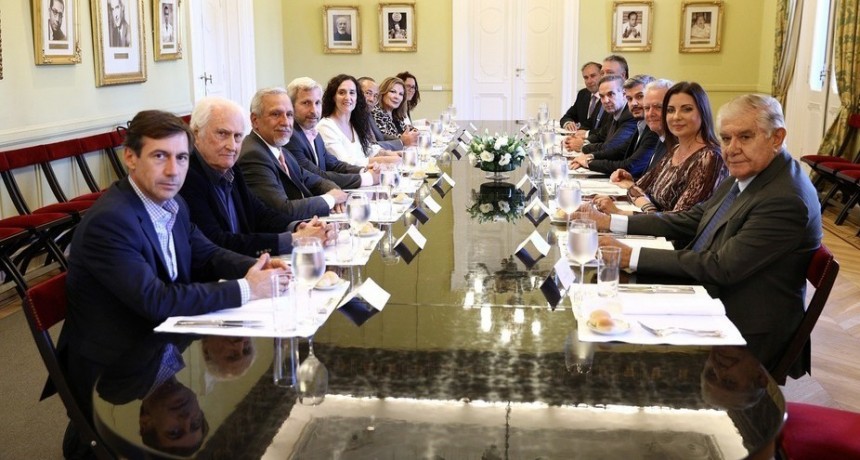 Senadores del oficialismo y la oposición almorzaron con Peña, Michetti y Frigerio