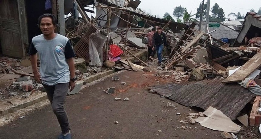 Un fuerte terremoto en Indonesia dejó 21 heridos y 2000 evacuados