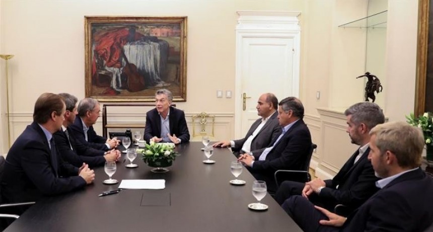 Macri recibió a gobernadores peronistas para discutir tarifas y acuerdo con el FMI