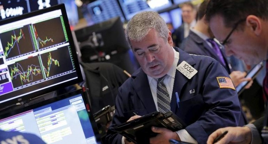 Wall Street abre a la baja preocupado por el futuro de Italia