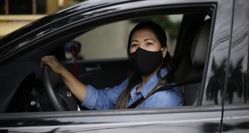 ¿Se debe usar barbijo en el auto para evitar contagios?