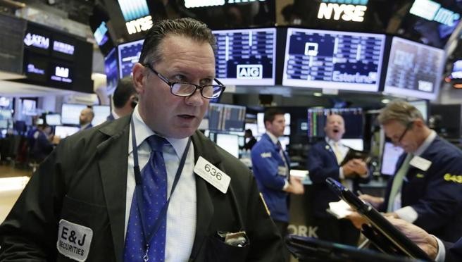 Wall Street cierra en rojo por la inflaciòn