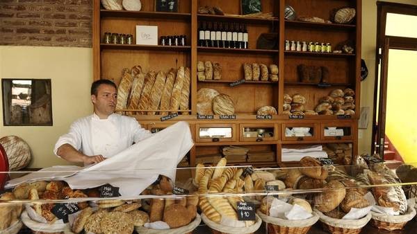 Un kilo de pan francés pasó a costar $300