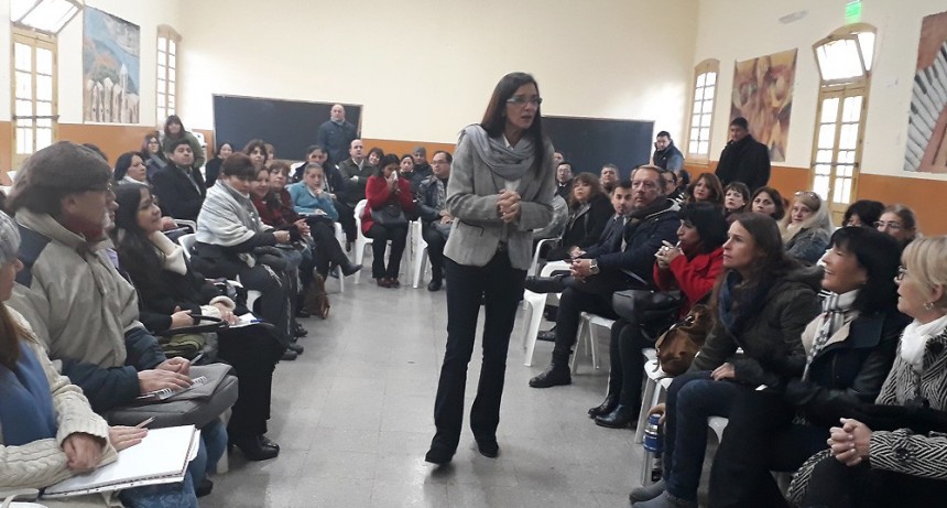 Berruezo y el gabinete educativo con directores de escuelas