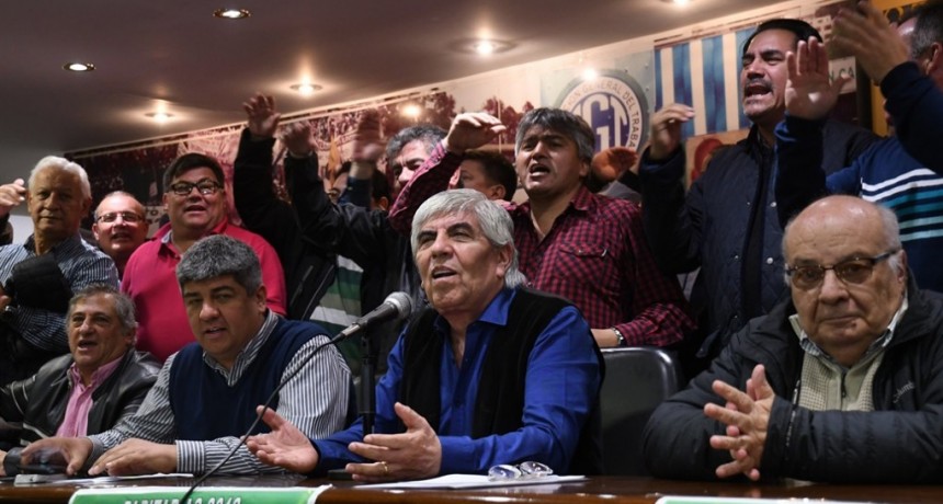 Moyano acordó una suba salarial de 25% y desactiva el paro de camioneros