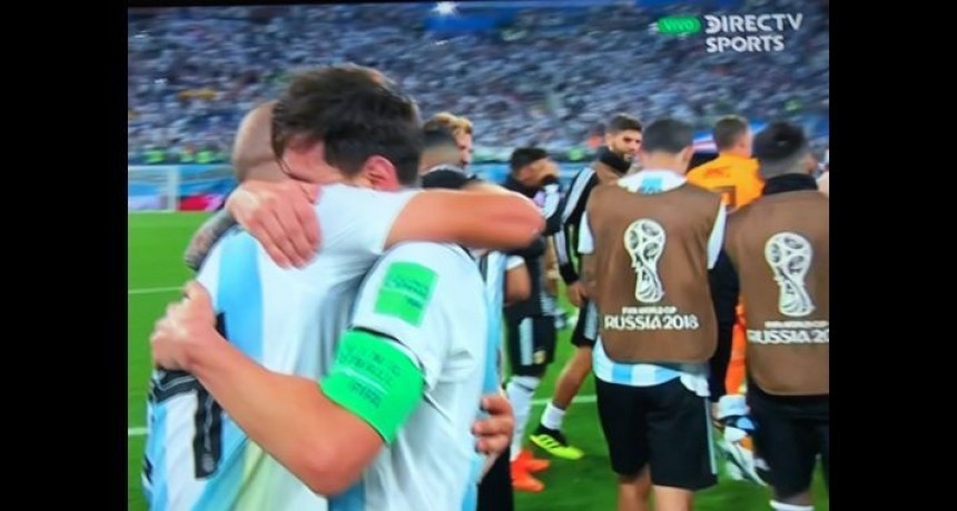 El abrazo de Messi y Mascherano llorando