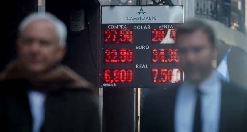 El dólar abrió en alza y va camino de $ 30