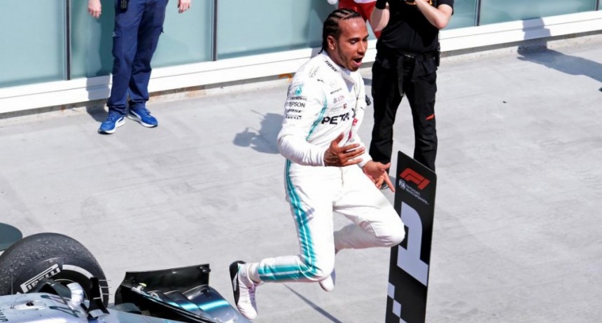 Hamilton ganó en Canadá aprovechando una sanción a Vettel