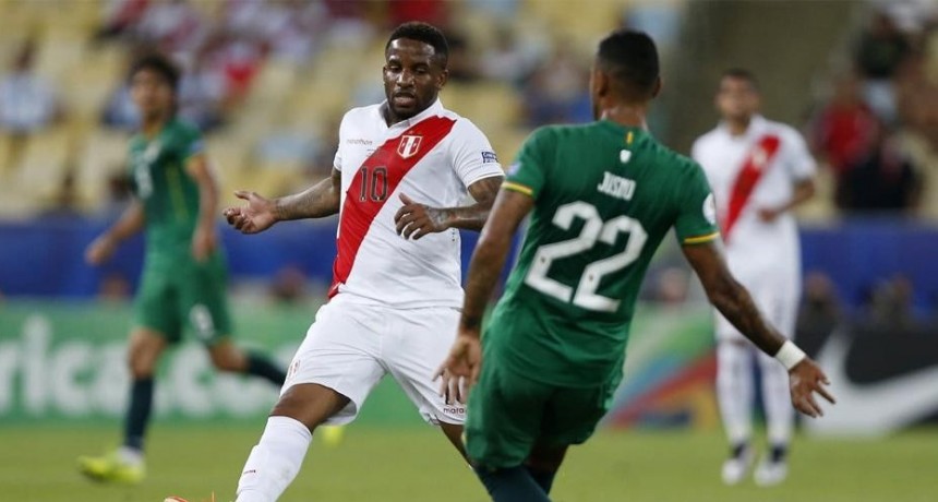 Perú goleó a Bolivia y pone un pie en cuartos