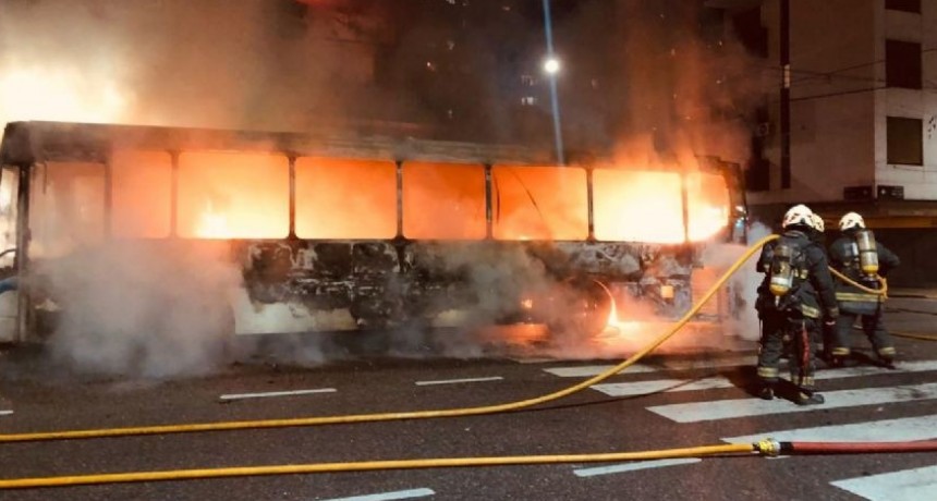 Explosión y fuego en un colectivo en Buenos Aires