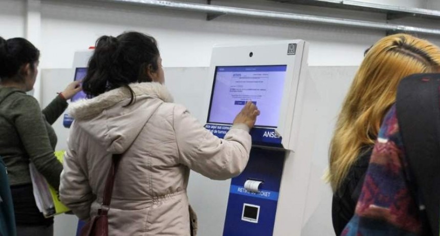 El gobierno analiza dejar de subsidiar la mitad de los salarios y otorgar préstamos