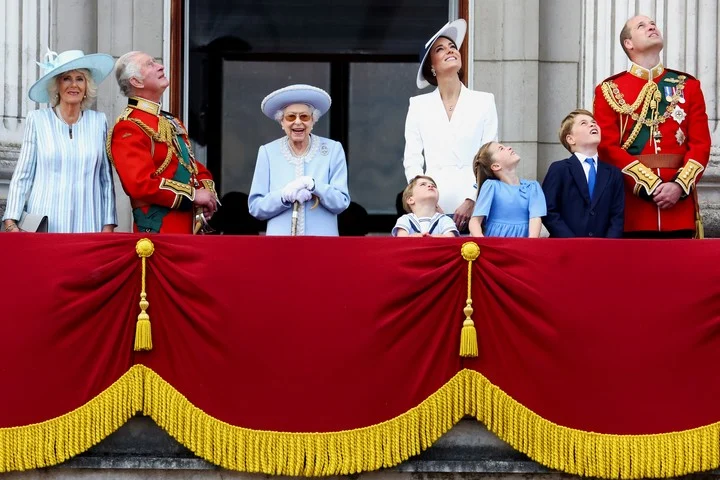 La Reina de Inglaterra festeja su Jubileo II EN VIVO
