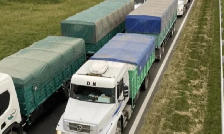 Camioneros bloquean ruta por el faltante de gasoil