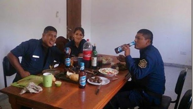 Acusan a policías de Salta de tomar alcohol en la comisaría