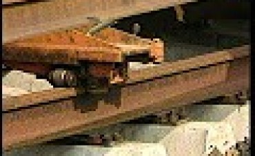 Robot gigante autopropulsado construye ferrocarriles