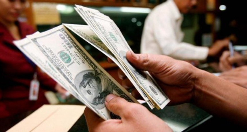 El dólar pierde 7 centavos en bancos y agencias