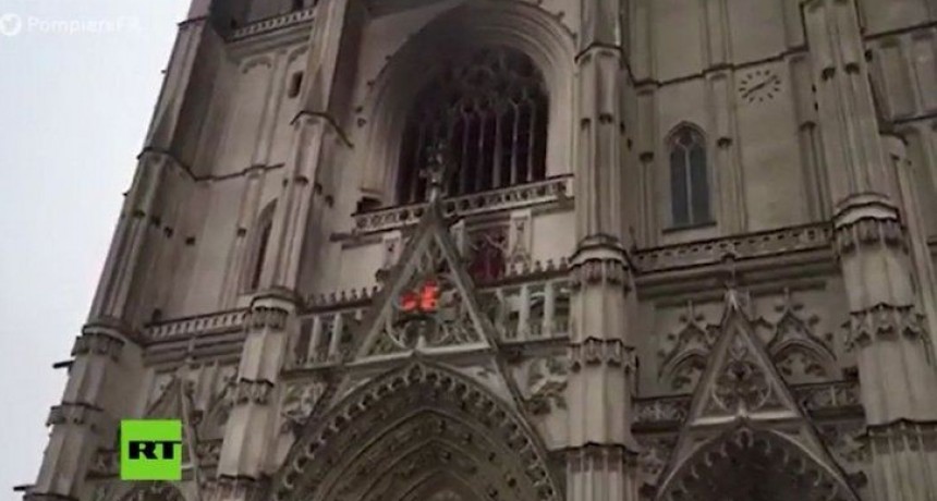 Se incendió la catedral de Nantes de Francia