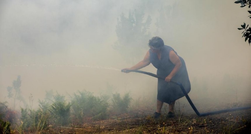 Gran incendio en Portugal deja un muerto y varios heridos