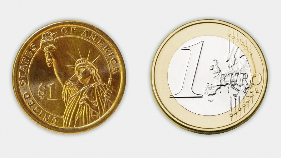 El euro llegó a cotizar a la par del dólar