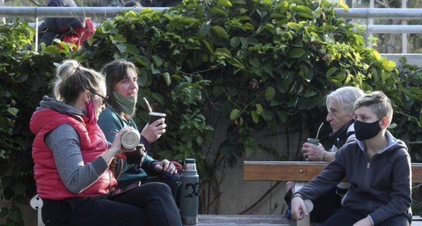 Salta prohíbe las reuniones sociales y extiende el esquema de restricciones y habilitaciones  