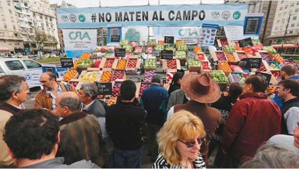 protesta agricultores regalan fruta plaza de mayo