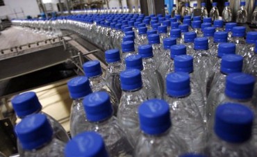 Advierten sobre posibles trastornos digestivos por consumo de aguas envasadas