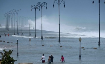 El gobierno evacúa a 77 argentinos damnificados por el huracán Irma