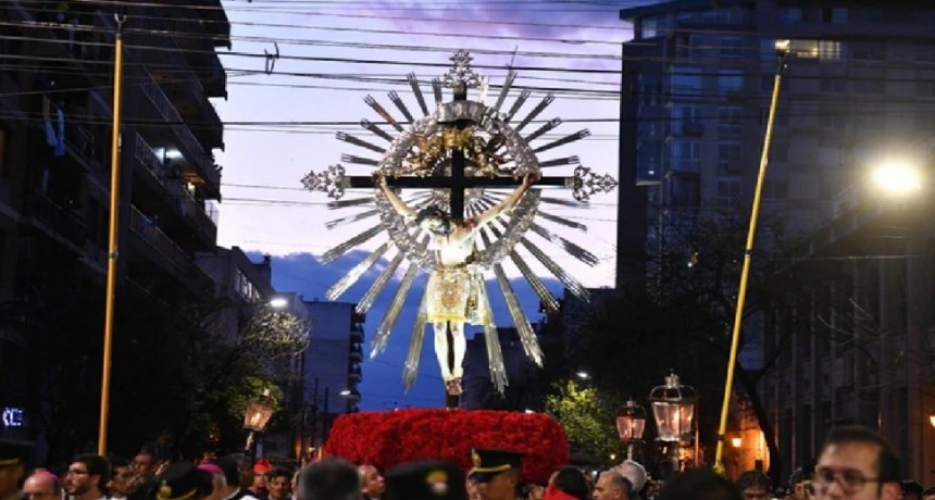 Una multitud de fieles acompañan la procesión del Milagro