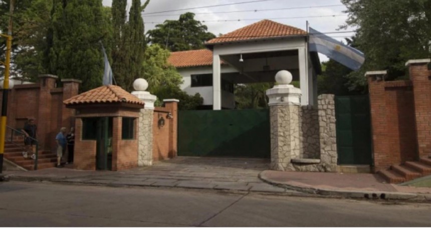 Un hombre arrojó una molotov contra la Quinta de Olivos