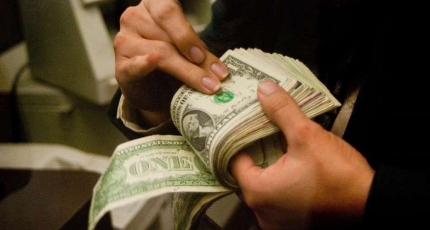 El Dólar blue alcanzó los $145 para la venta